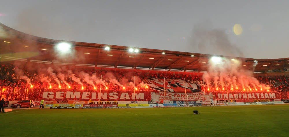 Der Erdgas Sportpark in Halle wurde im September 2011 eingeweiht. Zur Eröffnungsfeier war ausnahmsweise das kontrollierte Abbrennen von Bengalos in der Fankurve erlaubt.