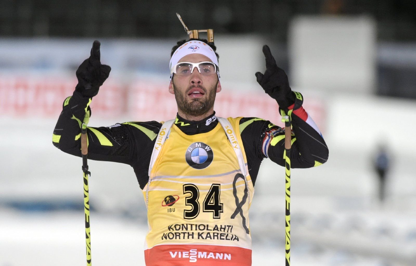 Martin Fourcade feiert seine Goldmedaille über die 20 Kilometer.