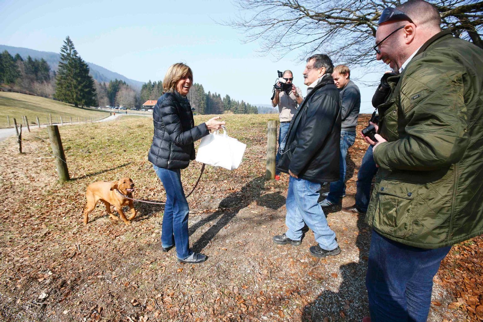Für die wartenden Reporter vor dem Haus von Uli Hoeneß gab es Würstchen.