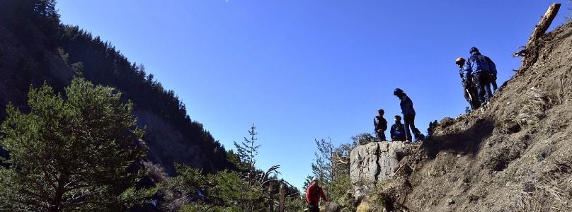 Ein Helikopter fliegt über der Absturzstelle der Germanwings-Maschine.