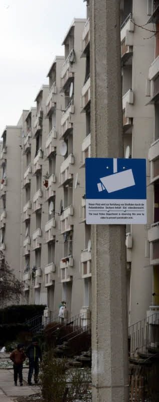 Hinweisschild zur Kameraüberwachung: Der Südpark steht seit Monaten unter besonderer Beobachtung.