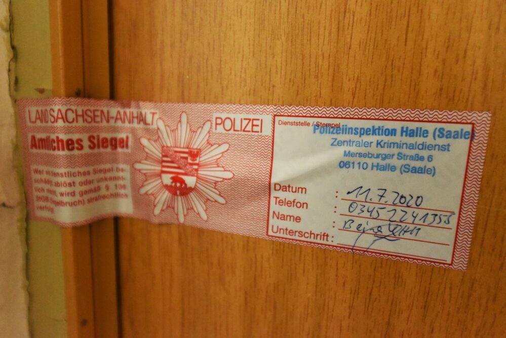 Die Polizei hat die Wohnungstür versiegelt.