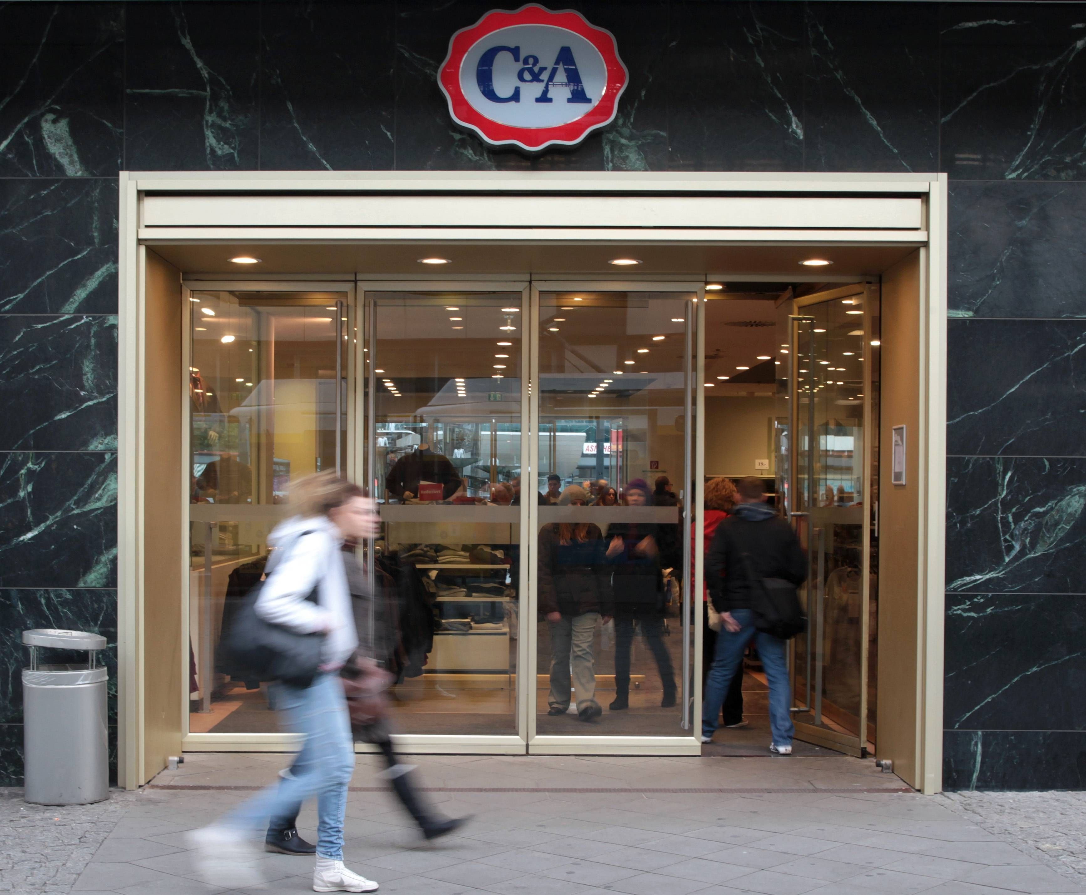 Passanten gehen an einer C&A-Filiale vorbei.