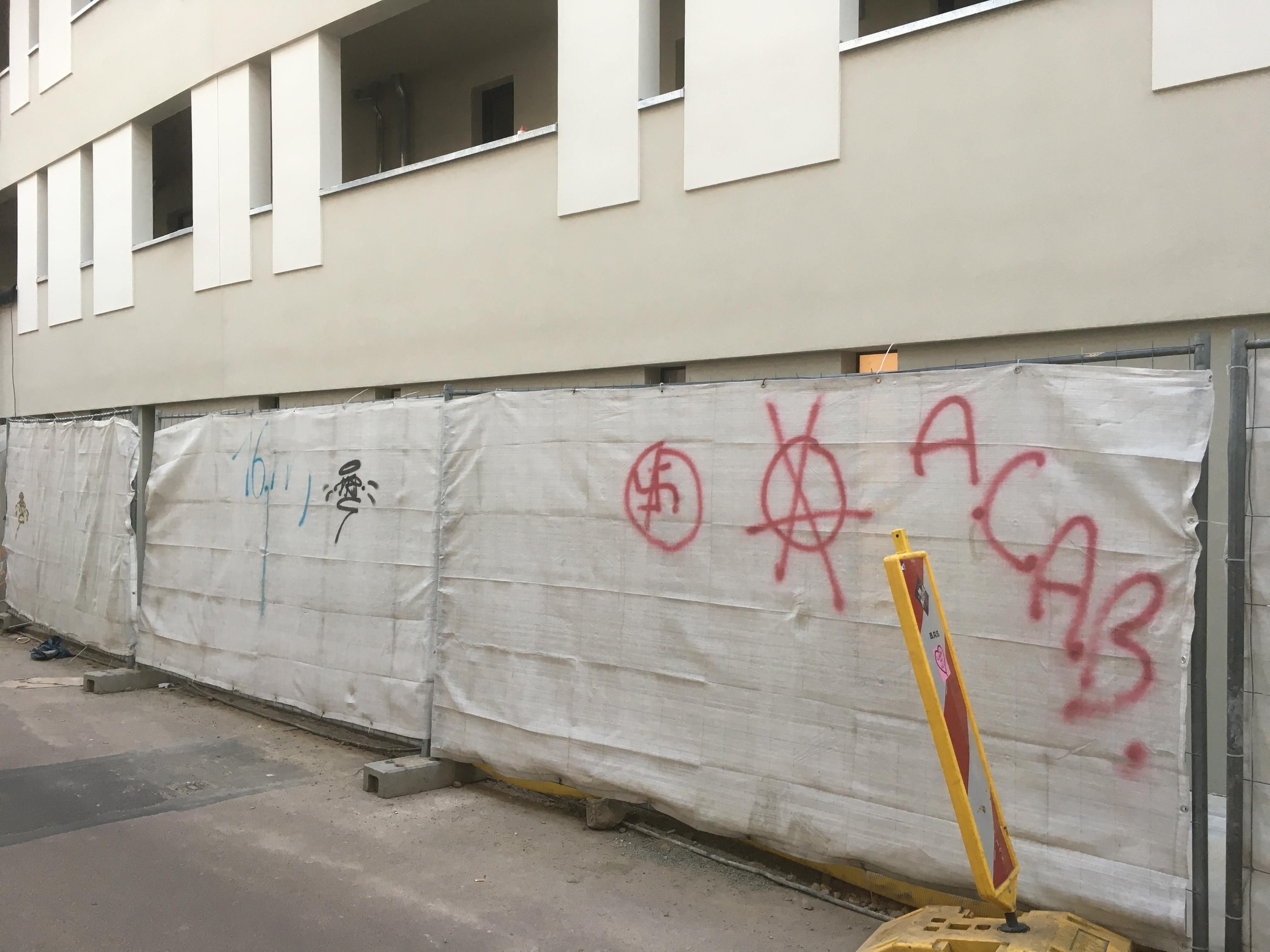 Der Bauzaun in der Neustraße wurde mit roter Farbe beschmiert.
