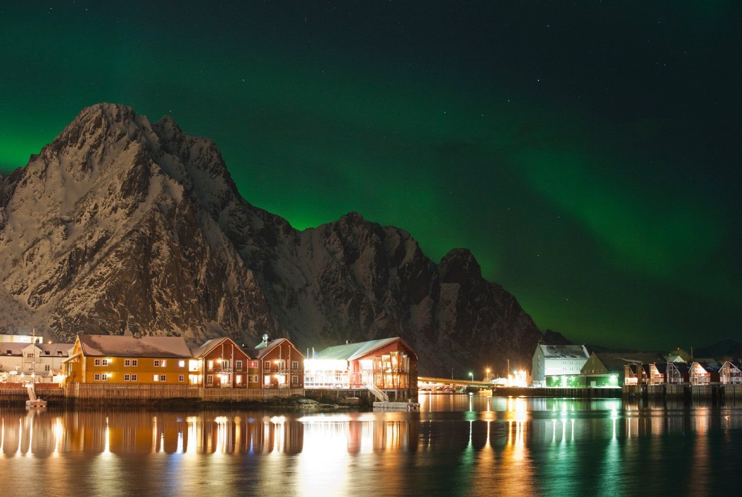 Das Rica Hotel Svolvær liegt am Strand einer kleinen Privatinsel.