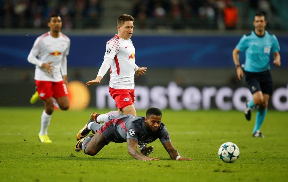 Dominik Kaiser (l.) bringt Besiktas-Spieler Jeremain Lens zu Fall.