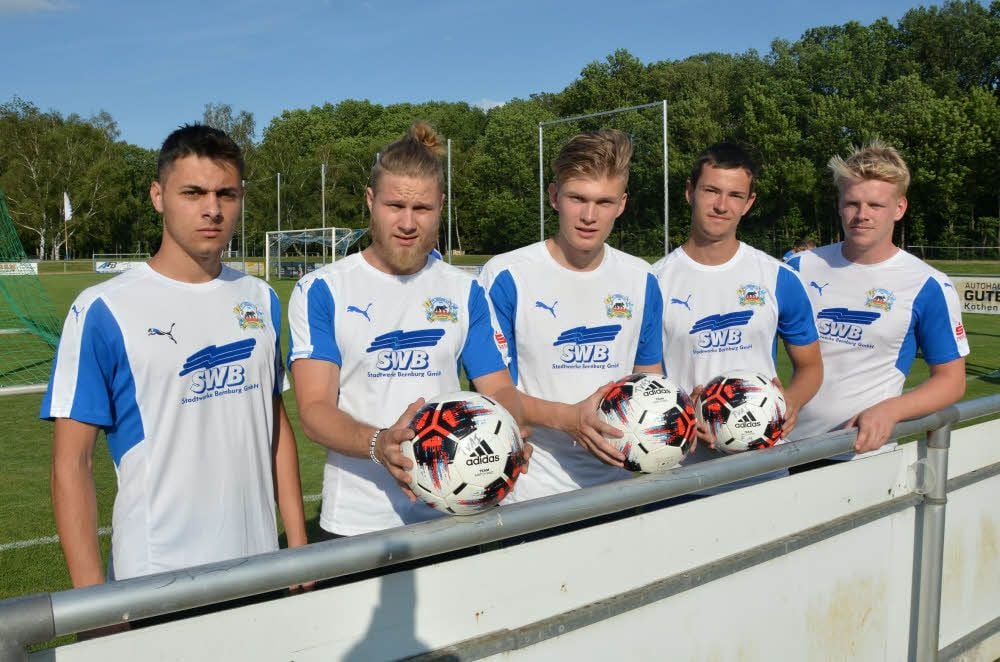 Die fünf Neuzugänge Vasilis Flevaris (v.l.), Maximilian Gerwien, Johannes Kühne, Marc Plewa und Maximilian Heidel waren beim Auftakt am Start.