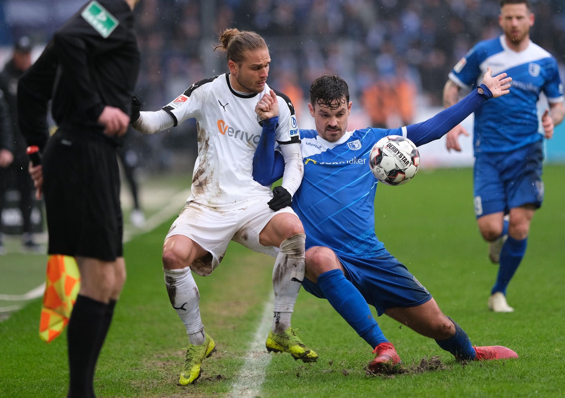 Sandhausens Gislason und Magdeburgs Erdmann zeigen vollen Einsatz.