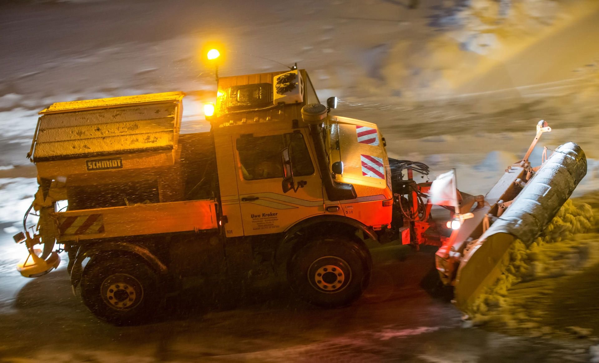Ein Winterdienstfahrzeug räumt in Ilmenau den Schnee, den Sturmtief «Egon» hinterlassen hat.