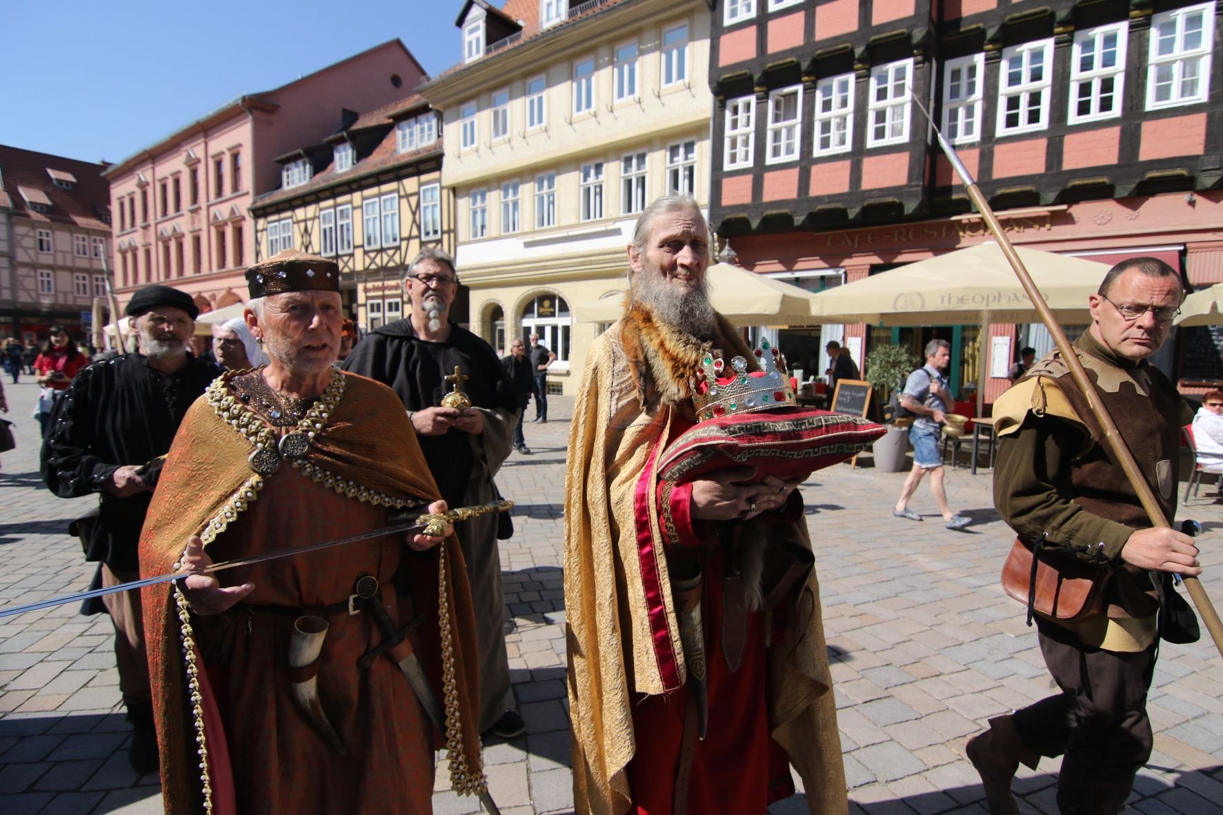 Beim „Kaiserfrühling“ zu Ostern wird in Quedlinburg traditionell an die Reichsversammlungen in der Stadt erinnert. Auch beim Sachsen-Anhalt-Tag werden Darsteller in historischen Kostümen unterwegs sein.