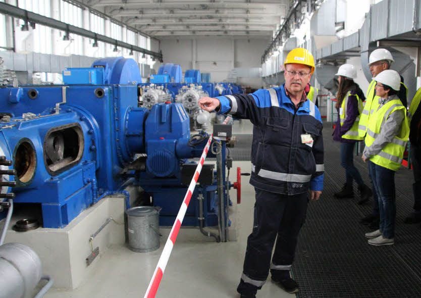 In der Verdichterhalle im alten Teil des Werkes zeigt Thoralf Kursawa, wo das Erdgas verdichtet wird. Es wird auf einen Druck von 11 bis 100 bar kompensiert.