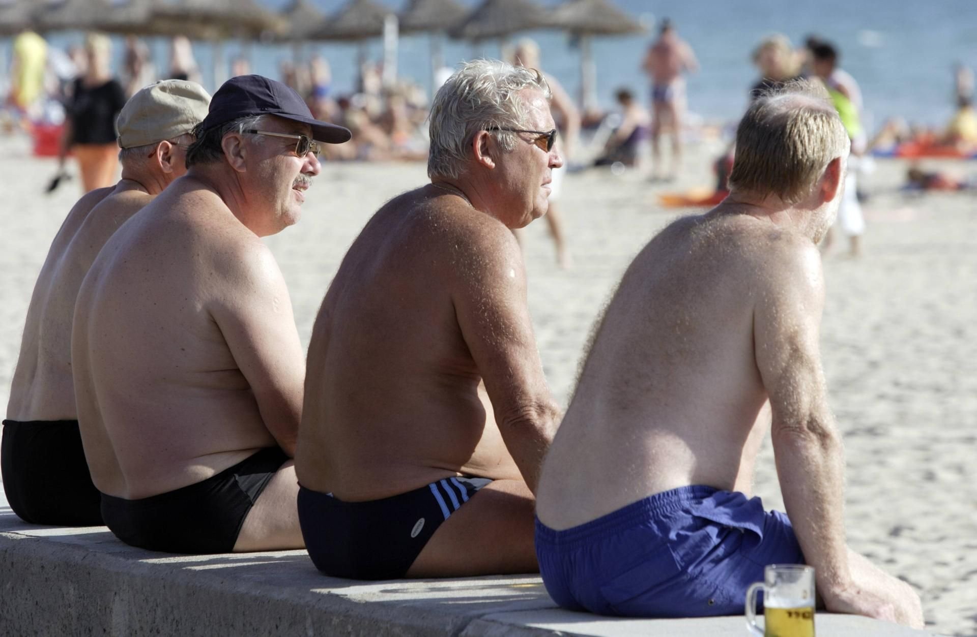 Enge Badehose, Bierchen: Sehen so die typischen deutschen Touristen aus? (Symbolbild)