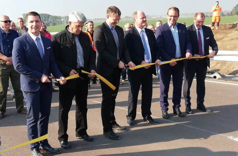 Matthias Büttner, Landtagsabgeordneter, Hartmut Rüger, Vorsitzender der Bürgerinitiative, Stefan Hörold, Regionalbereichsleiter der Straßenbaubehörde, Minister Thomas Webel, Landrat Markus Bauer und Staßfurts Oberbürgermeister Sven Wagner (v.l.) geben die L63 in Brumby frei.