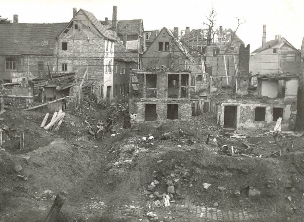 Über Merseburg sollen 5.700 Bomben abgeworfen worden sein. Die Sprengkörper richteten gewaltige Schäden an.