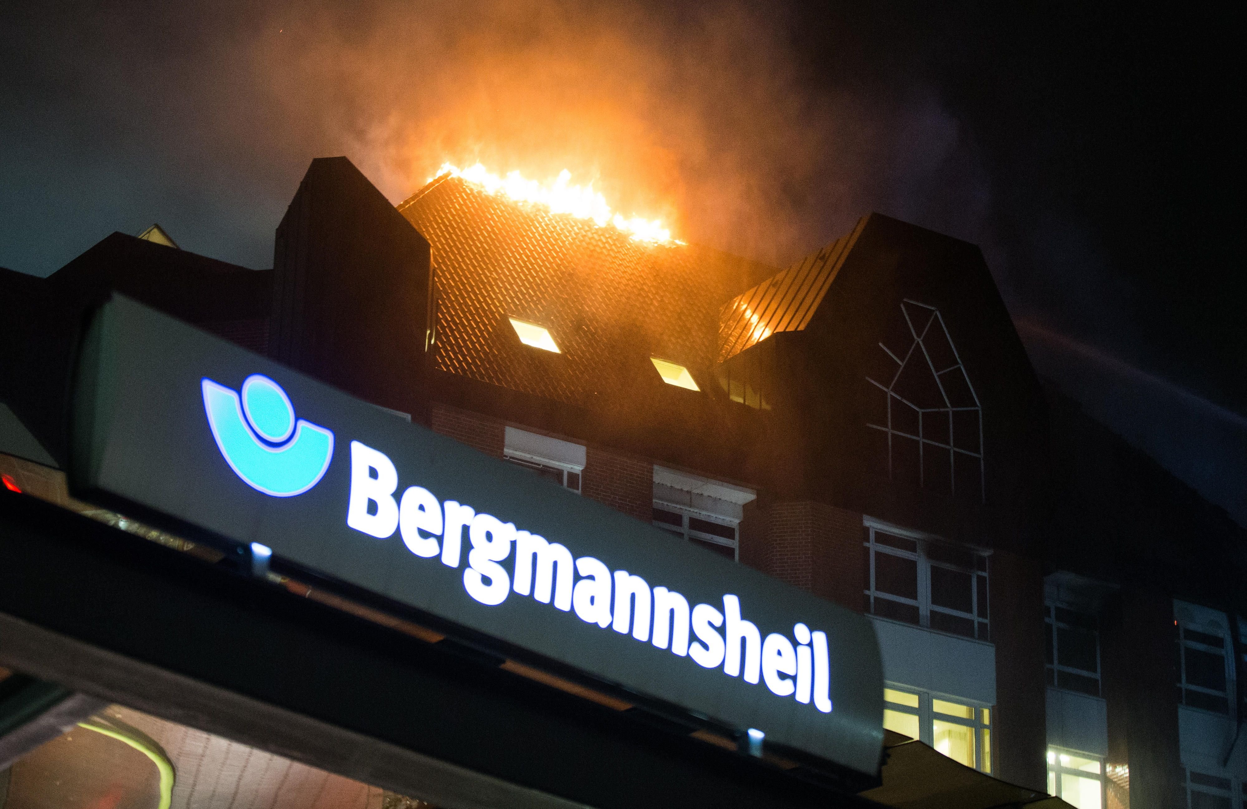 Die brennenden oberen Stockwerke des Krankenhauses Bergmannsheil.