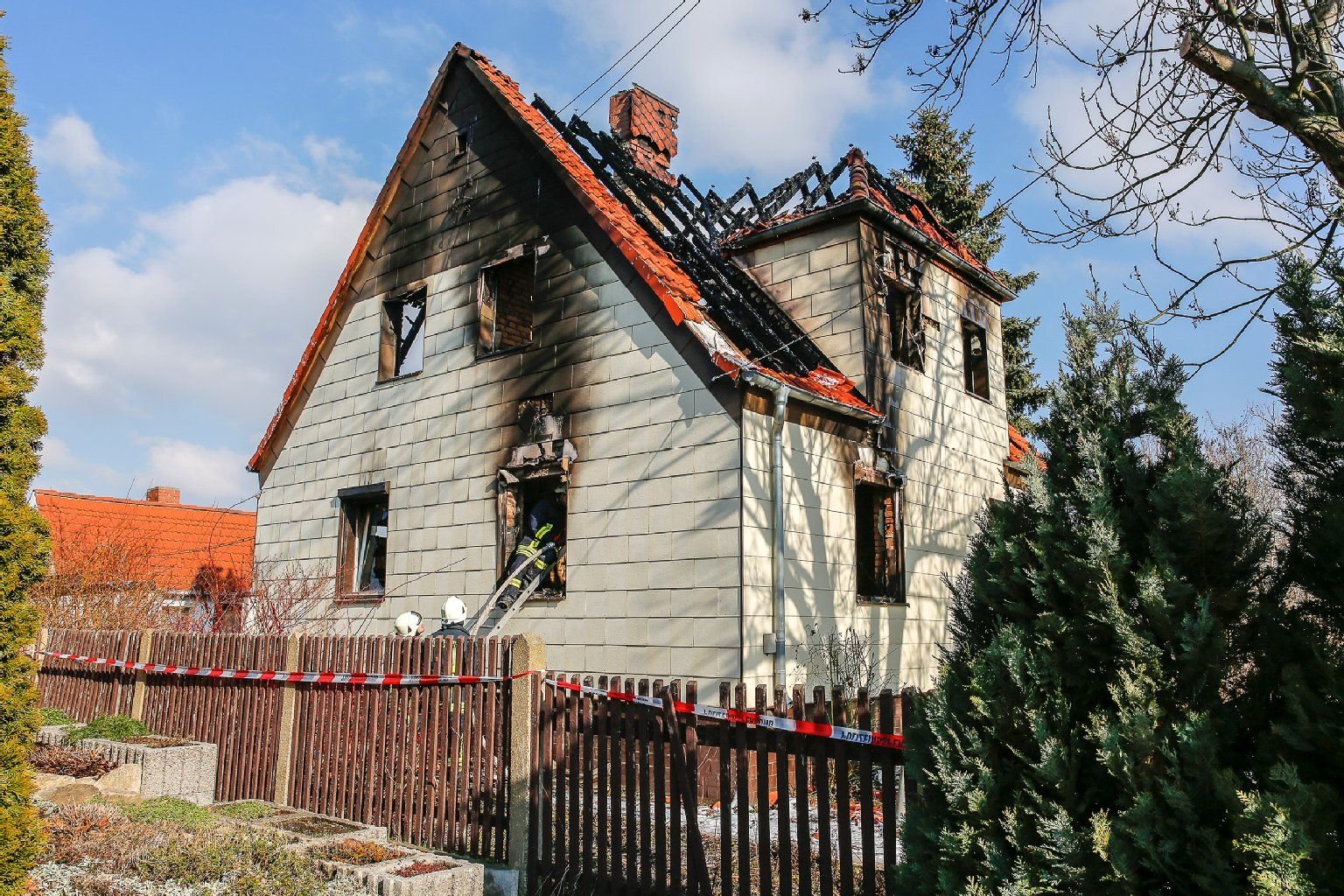 Ein Feuer hat in der Nacht zu Samstag ein Einfamilienhaus in Milzau komplett zerstört. Vier Menschen wurden dabei verletzt, zwei davon schwer.