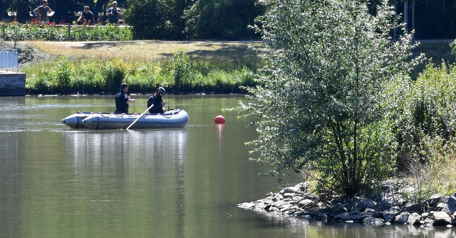 Nach dem Fund einer Leiche im Clara-Zetkin-Park in Leipzig dauern die Ermittlungen an.