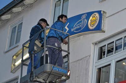 Leuchtreklame wird angebracht.