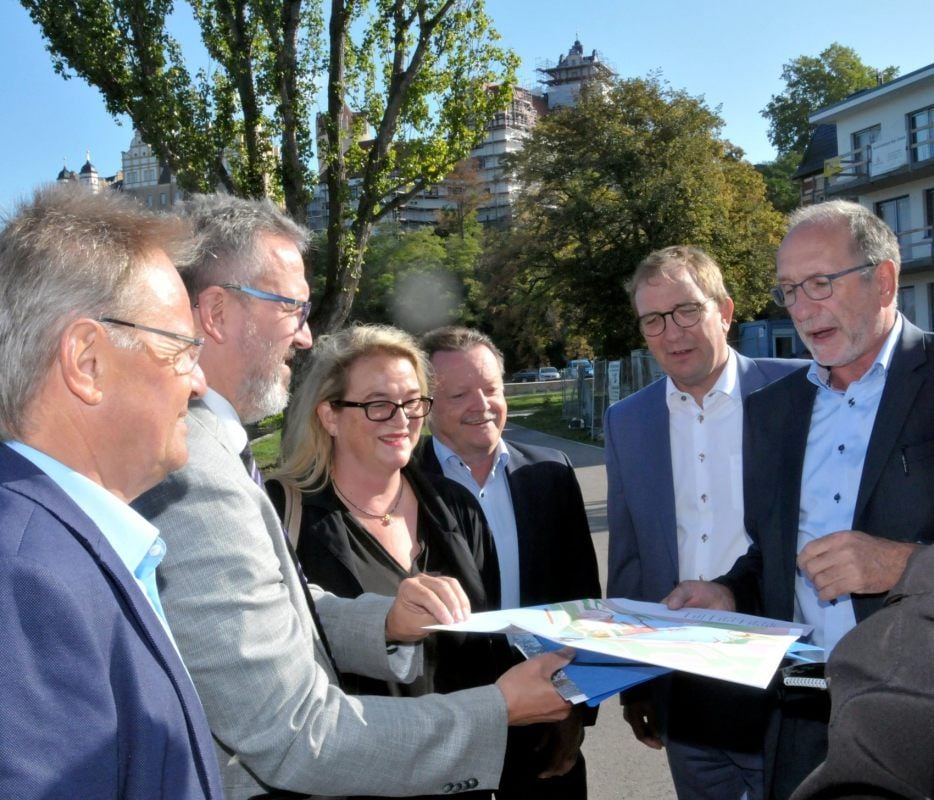 Gerald Bieling (von links), Holger Dittrich, Katrin Budde, Tilo Wechselberger, Markus Bauer und Henry Schütze diskutieren die Hafen-Idee.