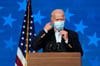 Joe Biden, Präsidentschaftskandidat der Demokraten nimmt seine Maske ab, um eine Rede zu halten.