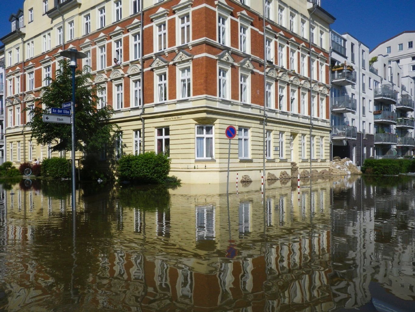 Trotz einer nächtlichen Rettungs-, und Sandsackaktion steht das Hochwasser in der Elbstraße in Magdeburg-Buckau.