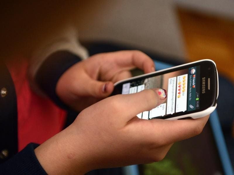 Internetsüchtige Mädchen verlieren sich in sozialen Netzwerken, Jungen lassen sich eher von Online-Rollenspielen fesseln.