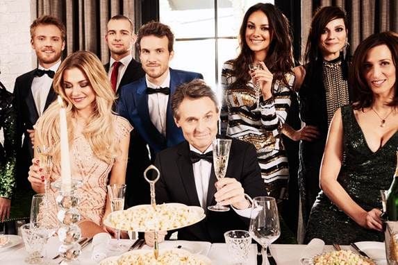 Die GZSZ-Stars in Feierlaune. Die RTL-Serie wird 25 Jahre alt.