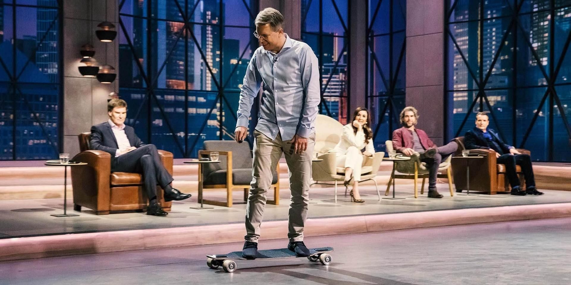 Investor Frank Thelen ist auf einem Longboard unterwegs.