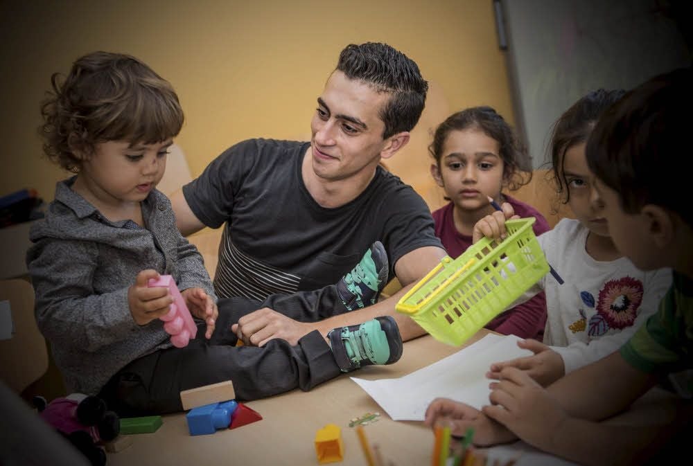 Im Internationalen Frauencafé Merseburg betreut Aladin nicht nur Kinder, sondern hilft auch bei Deutschkursen.