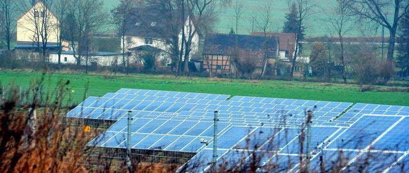 Sonne liegt auf den Modulen in Gröben - und auf dem Ort.