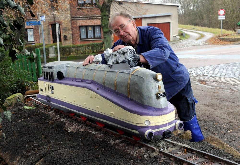 Günther Beinert hat es geschafft: Auch diese Schnellzuglok steht nun in seinem Bahnmuseum.