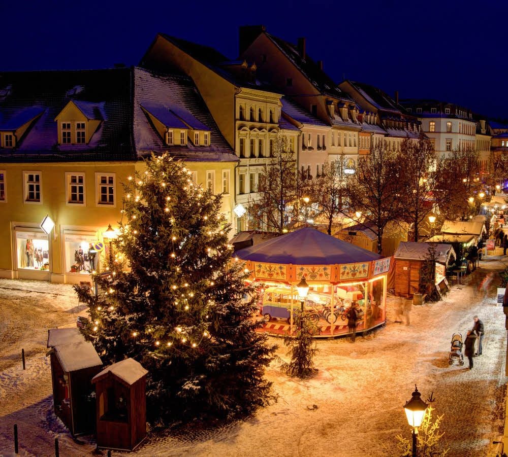So, wie diese Aufnahme ihn zeigt, sah der Weihnachtsmarkt auf dem Roßmarkt zu seinen besten Zeiten und mit Schnee aus.