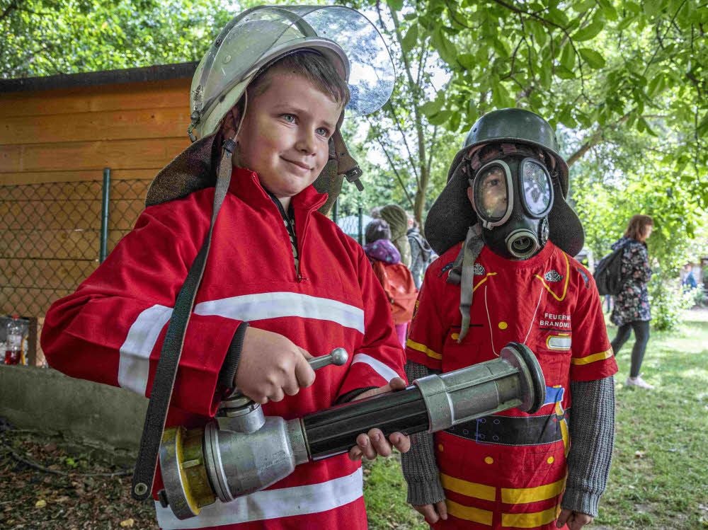 Diego (li.) und Emil waren als Feuerwehrmänner unterwegs.