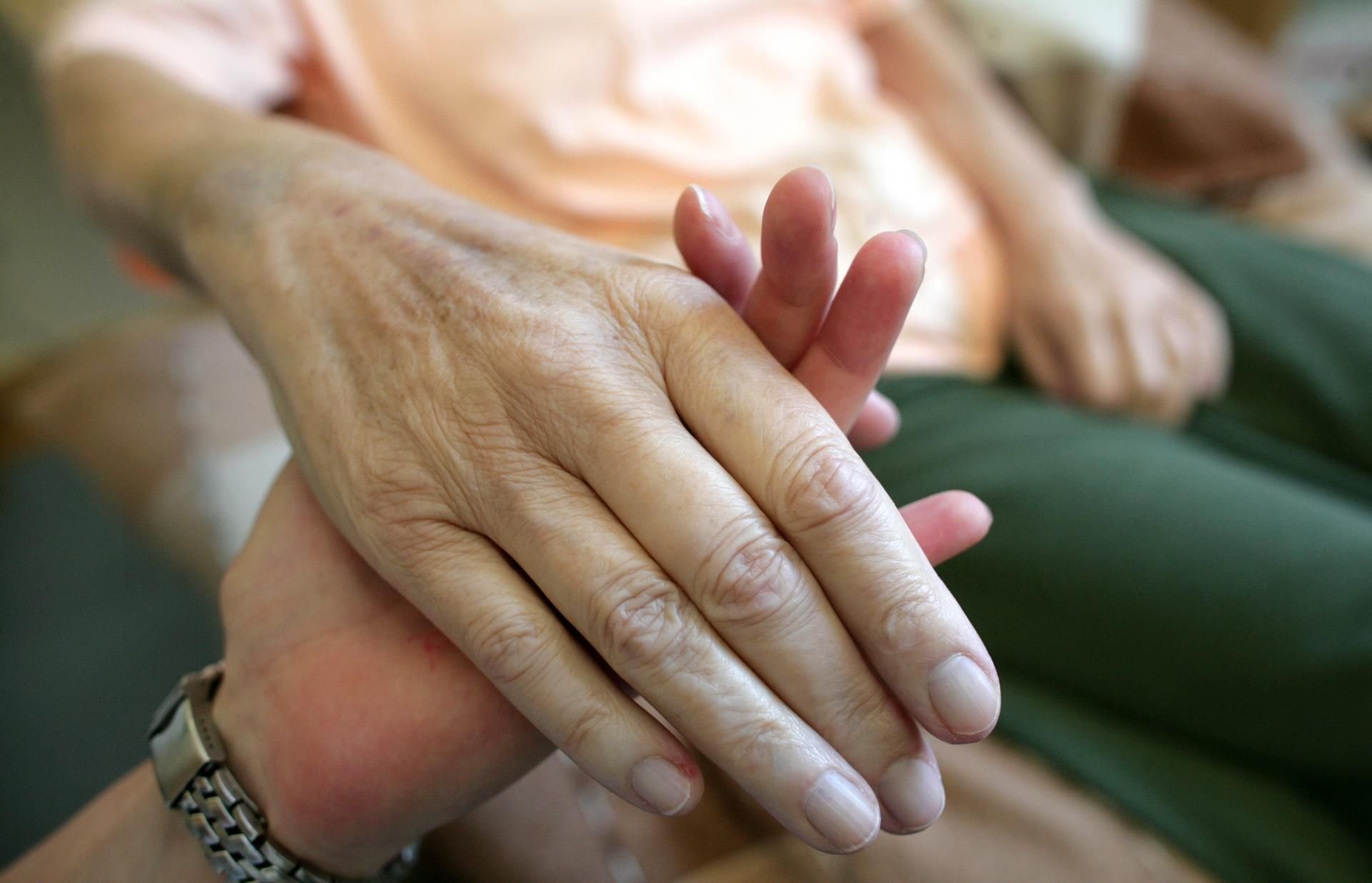 Ambulante Palliativversorgung bedeutet, dass Patienten in ihrer gewohnten häuslichen Umgebung sowohl medizinisch als auch pflegerisch betreut werden.