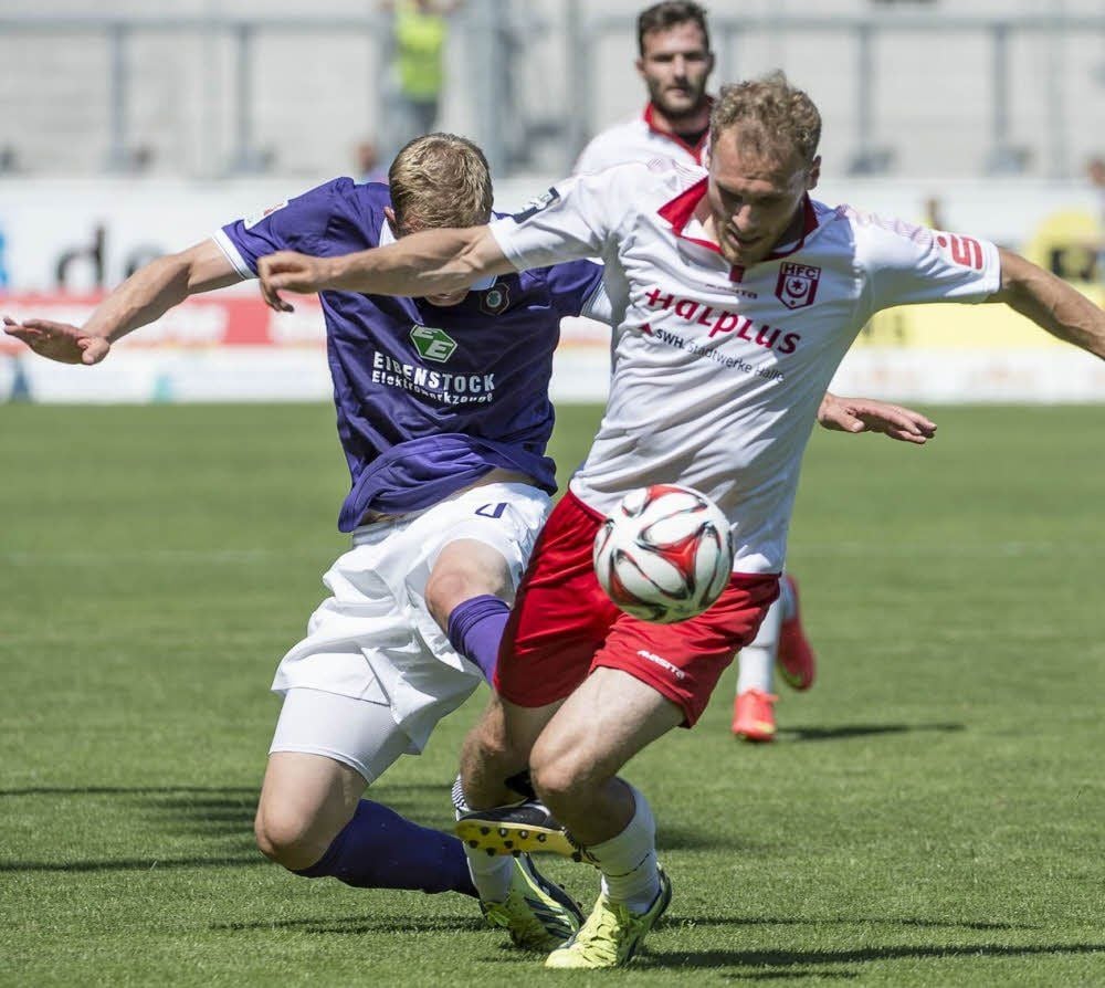 Timo Furuholm, der hier von Thomas Paulus gefoult wird, ist noch weit von seiner Bestform entfernt.