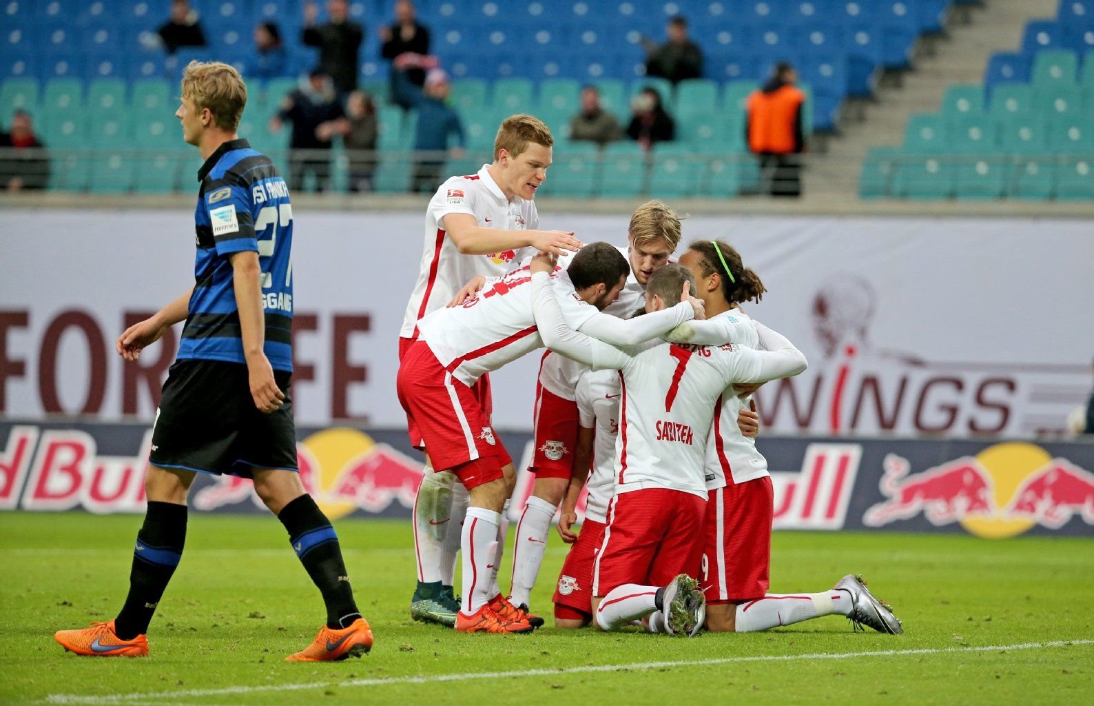 Die Leipziger Spieler Marcel Halstenberg (v.l.n.r.), Massimo Bruno, Emil Forsberg (l), Marcel Sabitzer und Yussuf Poulsen jubeln nach dem 3:0.