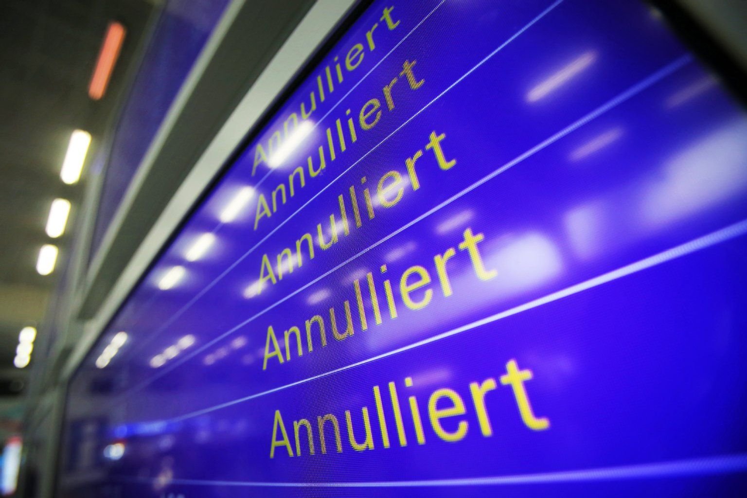 Flüge gestrichen: Auf einer Anzeigetafel am Flughafen in Frankfurt am Main (Hessen) wird hinter den ersten Flügen ein Annulliert/Cancelled angezeigt.
