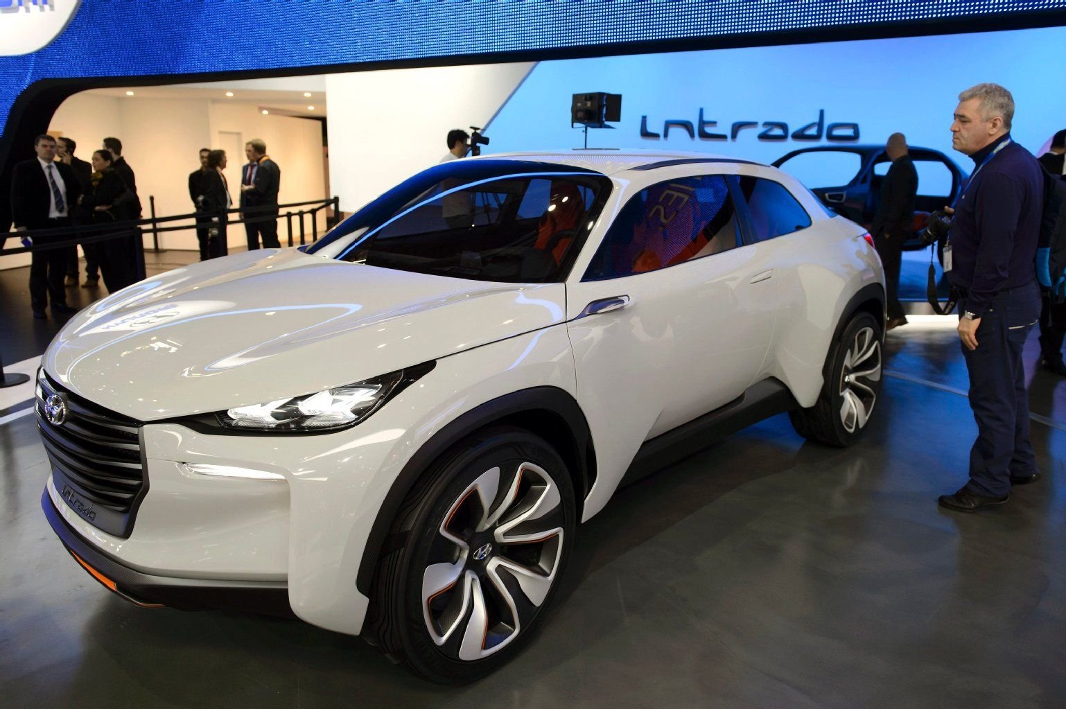 Der Hersteller zeigt auch die Studie eines wasserstoffbetriebenen SUVs. Der Hyundai Intrado wird von einer neuen Generation des Wasserstoff-Brennstoffzellen-Motors angetrieben, der bereits durch den ix35 Fuel Cell bekannt ist.