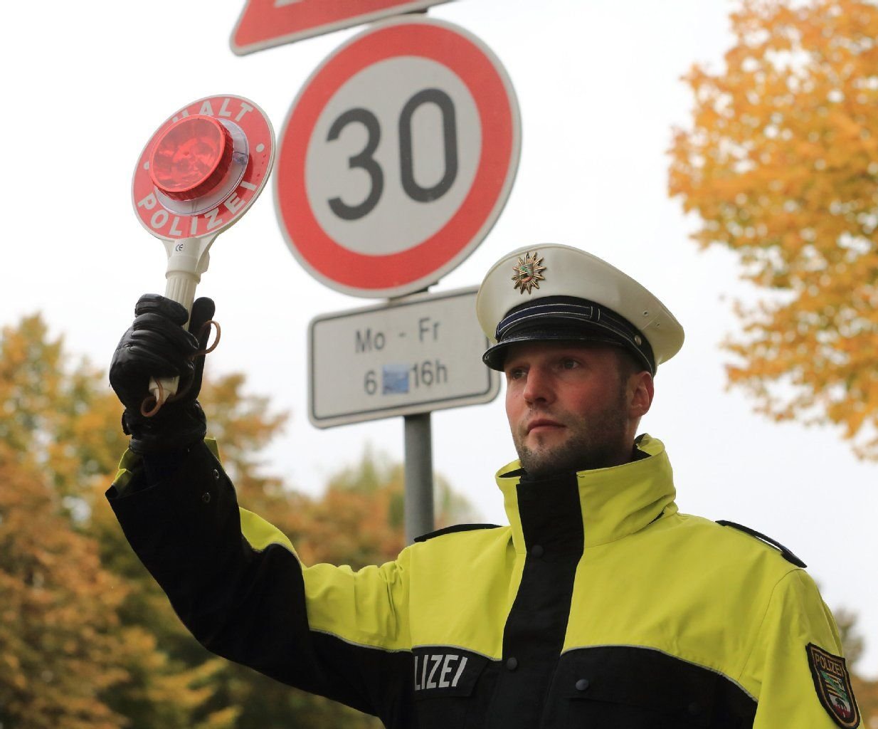 Ein Kelle der Polizei wird im Rahmen von Geschwindigkeitskontrollen in einer "Tempo 30-Zone" in Magdeburg eingesetzt.
