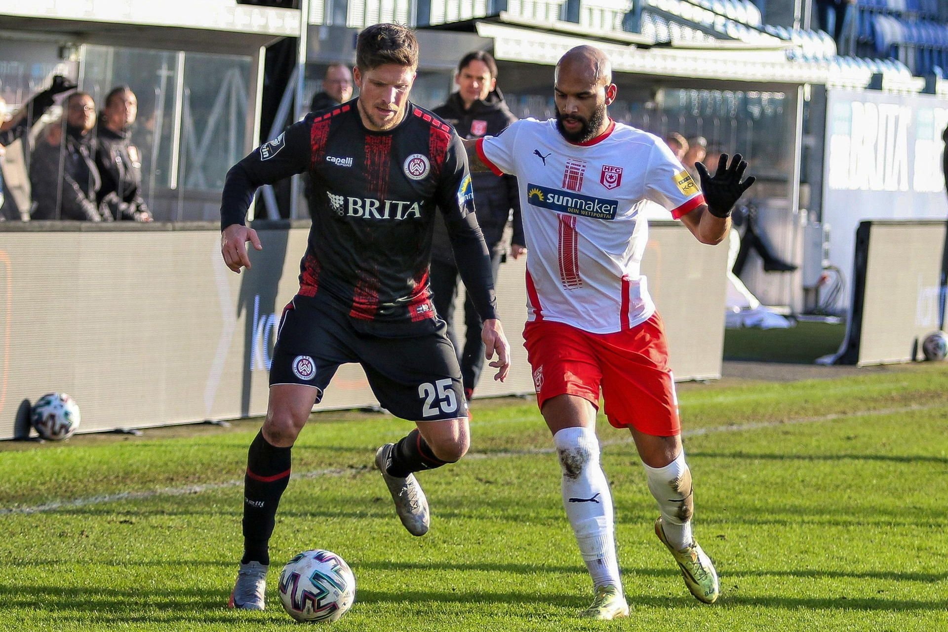 Halles Terrence Boyd (r.) gegen Dennis Kempe.