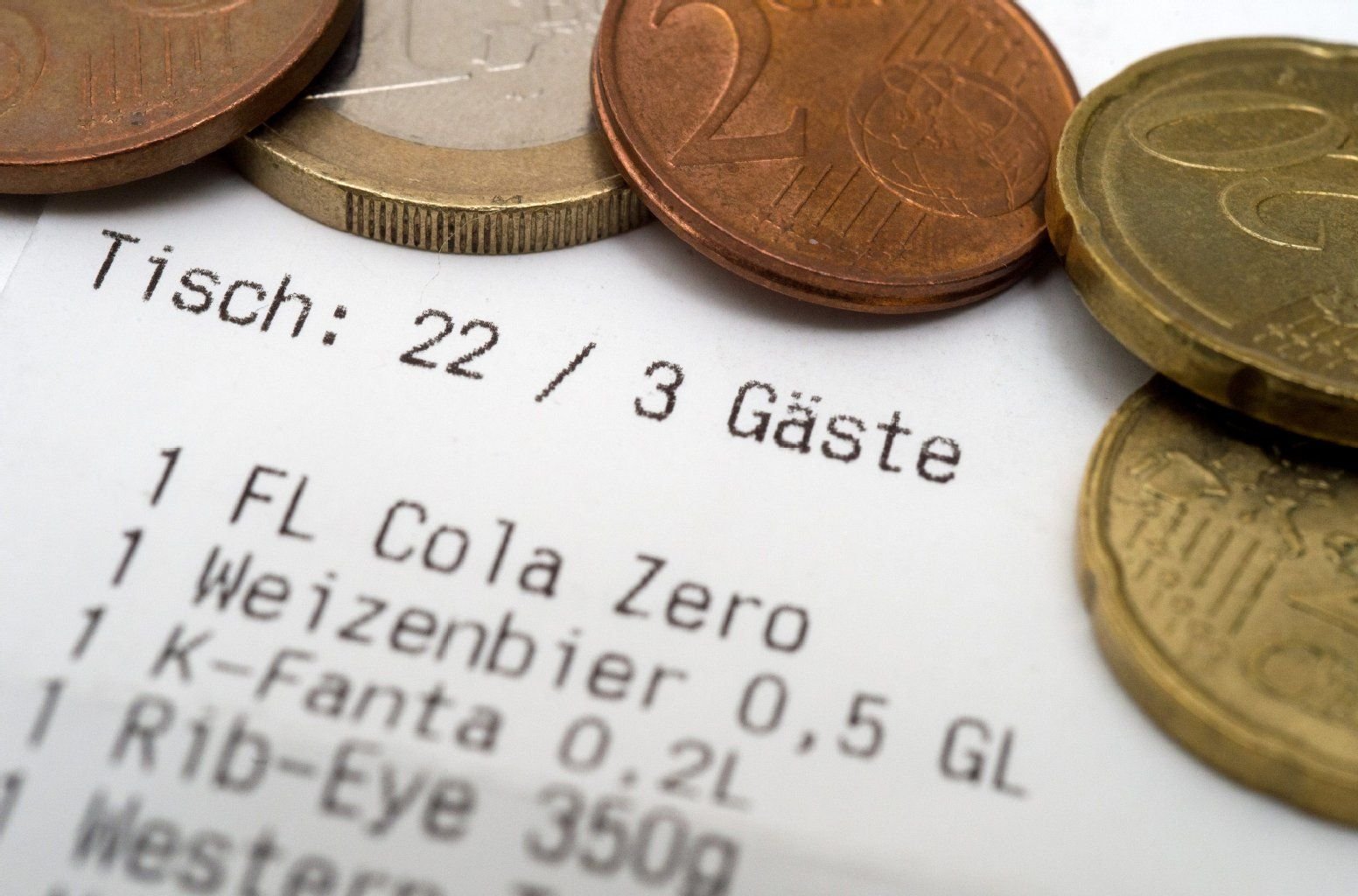 Geschäftspartner zum Essen einzuladen, kann sich für Selbstständige auszahlen. Denn die Bewirtungskosten können die Steuerlast mindern.