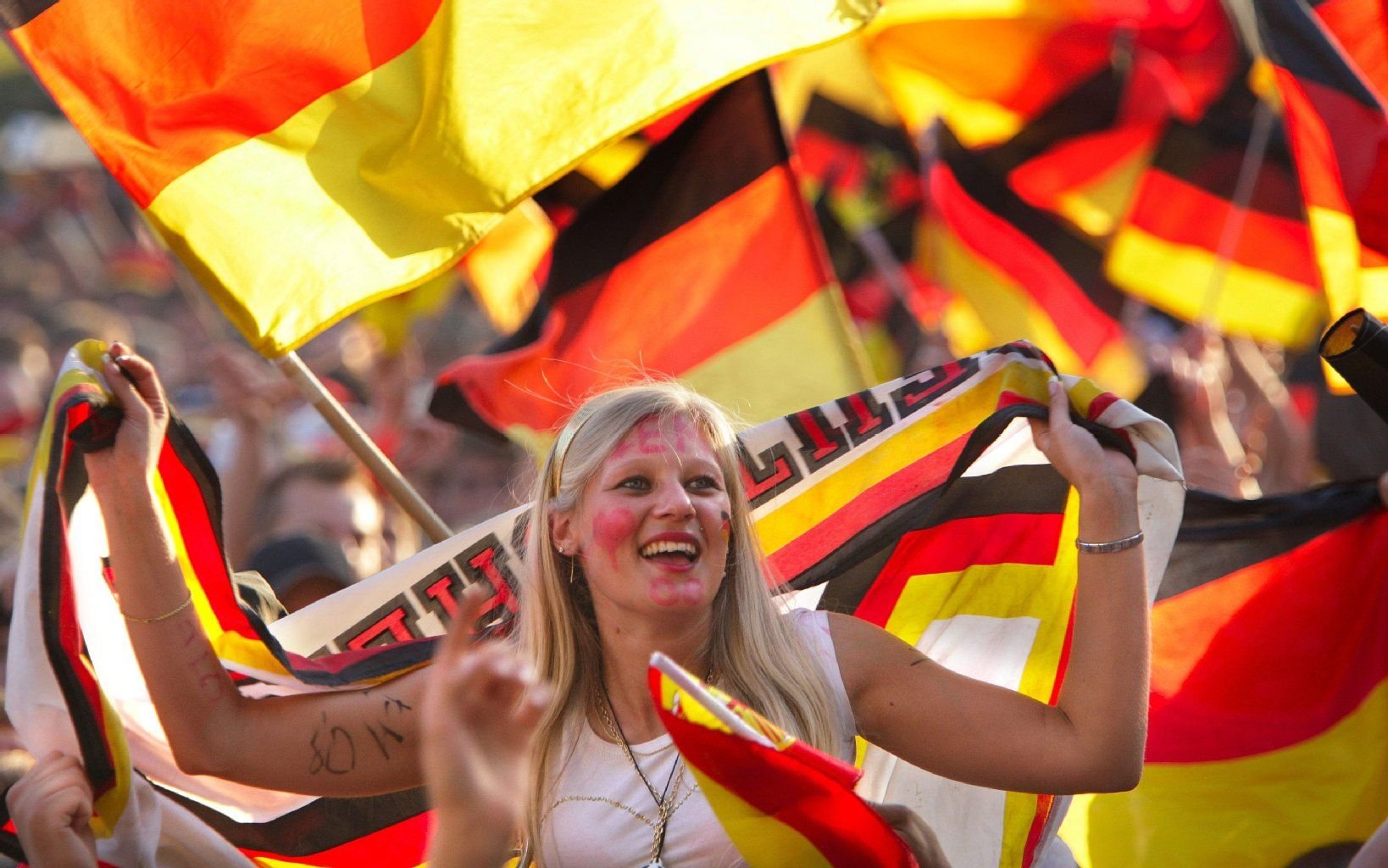 Wenn die deutsche Fußball-Nationalmannschaft um den EM-Titel kämpft, fiebern hierzulande wieder tausende Fans vor den Großleinwänden mit.