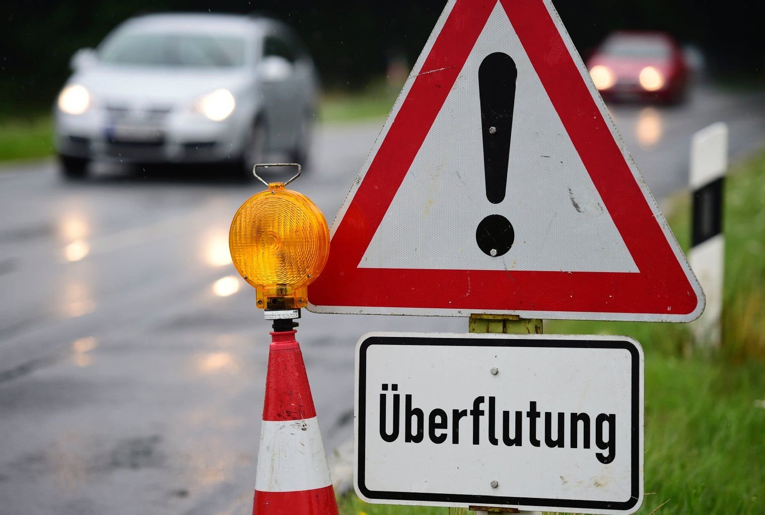 Ein Verkehrsschild warnt Verkehrsteilnehmer vor Überflutung auf der Fahrbahn.