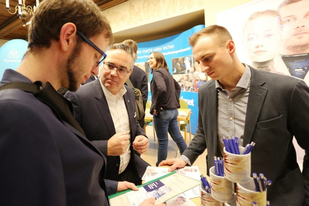 Martin Fiedler, Norman Thor und Christian Auge (v.l.) beim Rückkehrertag im Jahr 2018 im Gespräch.