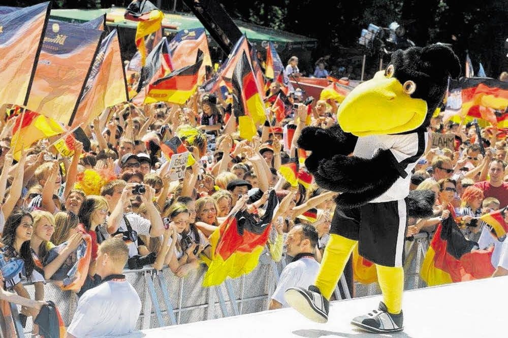 DFB-Maskottchen „Paule“ marschiert bei einem seiner Auftritte mit der deutschen Nationalmannschaft.