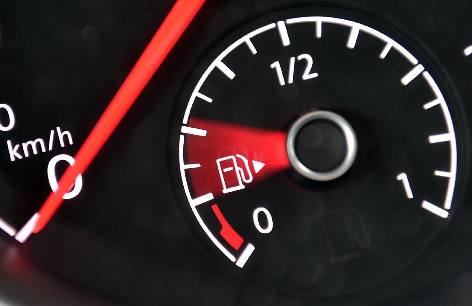Tipp: Der kleine Pfeil neben dem Zapfsäulen-Symbol zeigt an, auf welcher Seite die Tankklappe ist.
