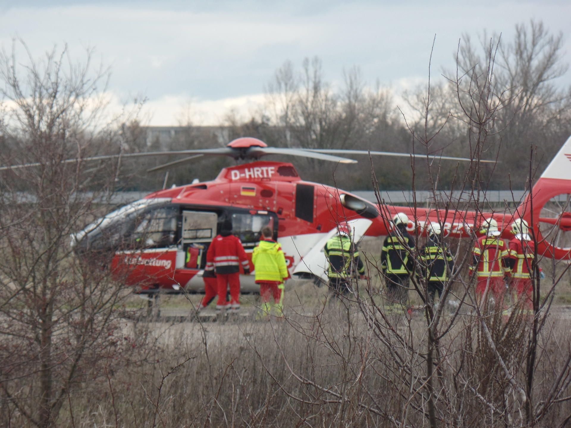 An der Alten Landebahn ist ein Rettungshubschrauber gelandet.