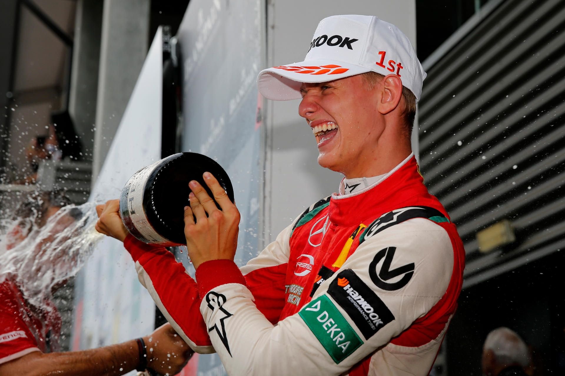 Mick Schumacher freut sich über seinen Sieg auf dem Kurs in Spa-Francorchamps.