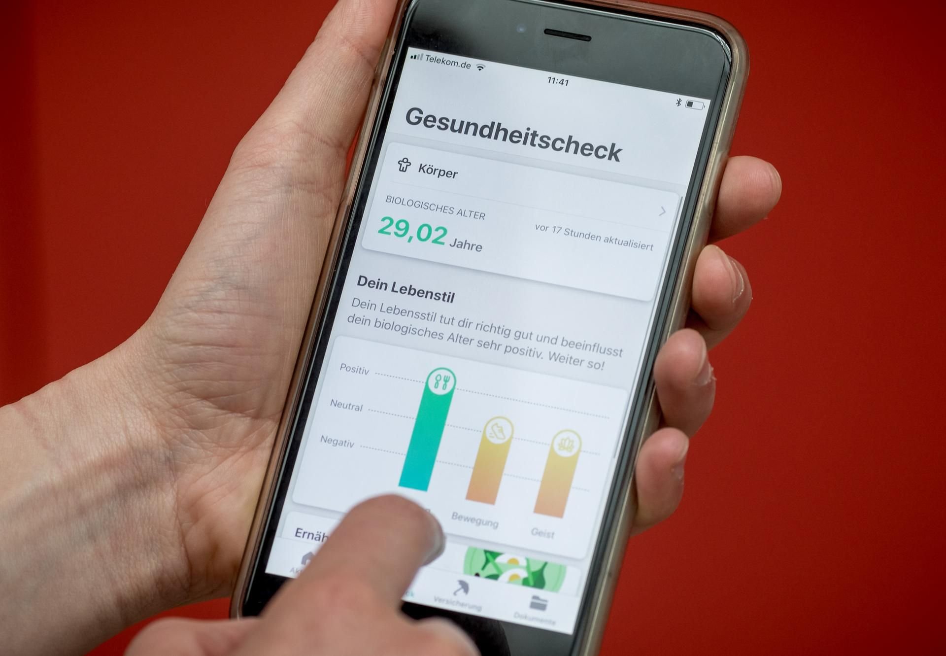 Millionen Versicherte sollen ab sofort ihre Gesundheitsdaten über die neue Handy-App verwalten können.