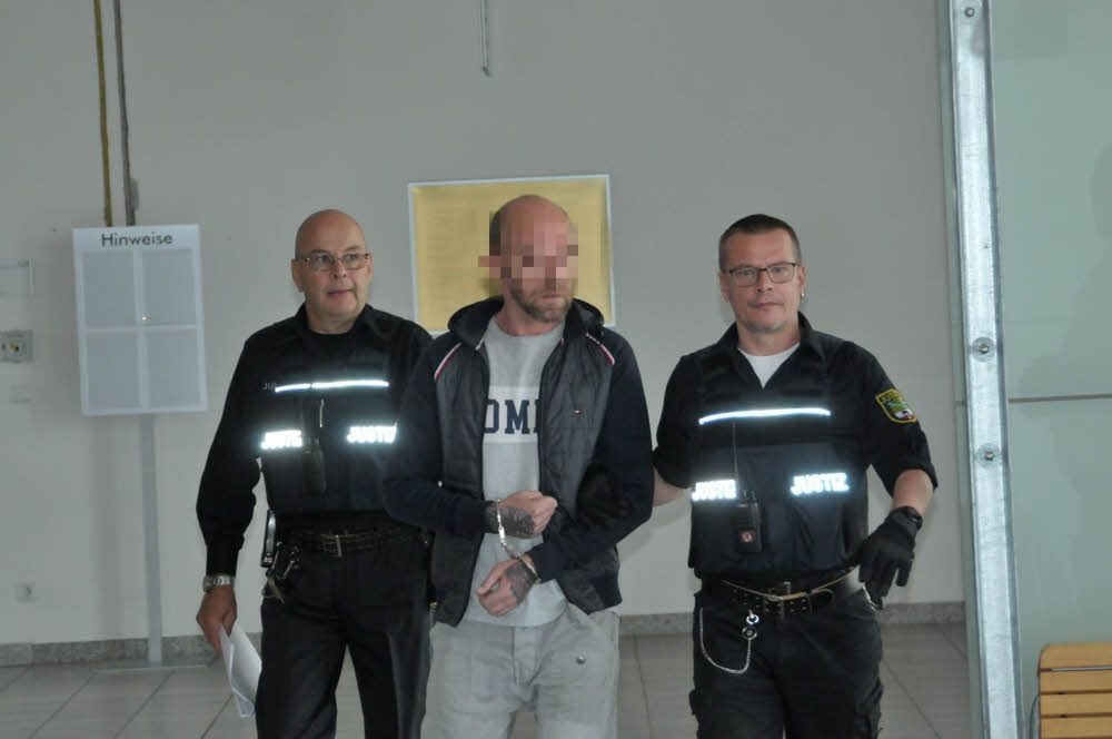 Wegen Beihilfe zum Betrug in 427 Fällen muss ein 43-jähriger Hartz-IV-Empfänger für vier Jahre hinter Gitter.